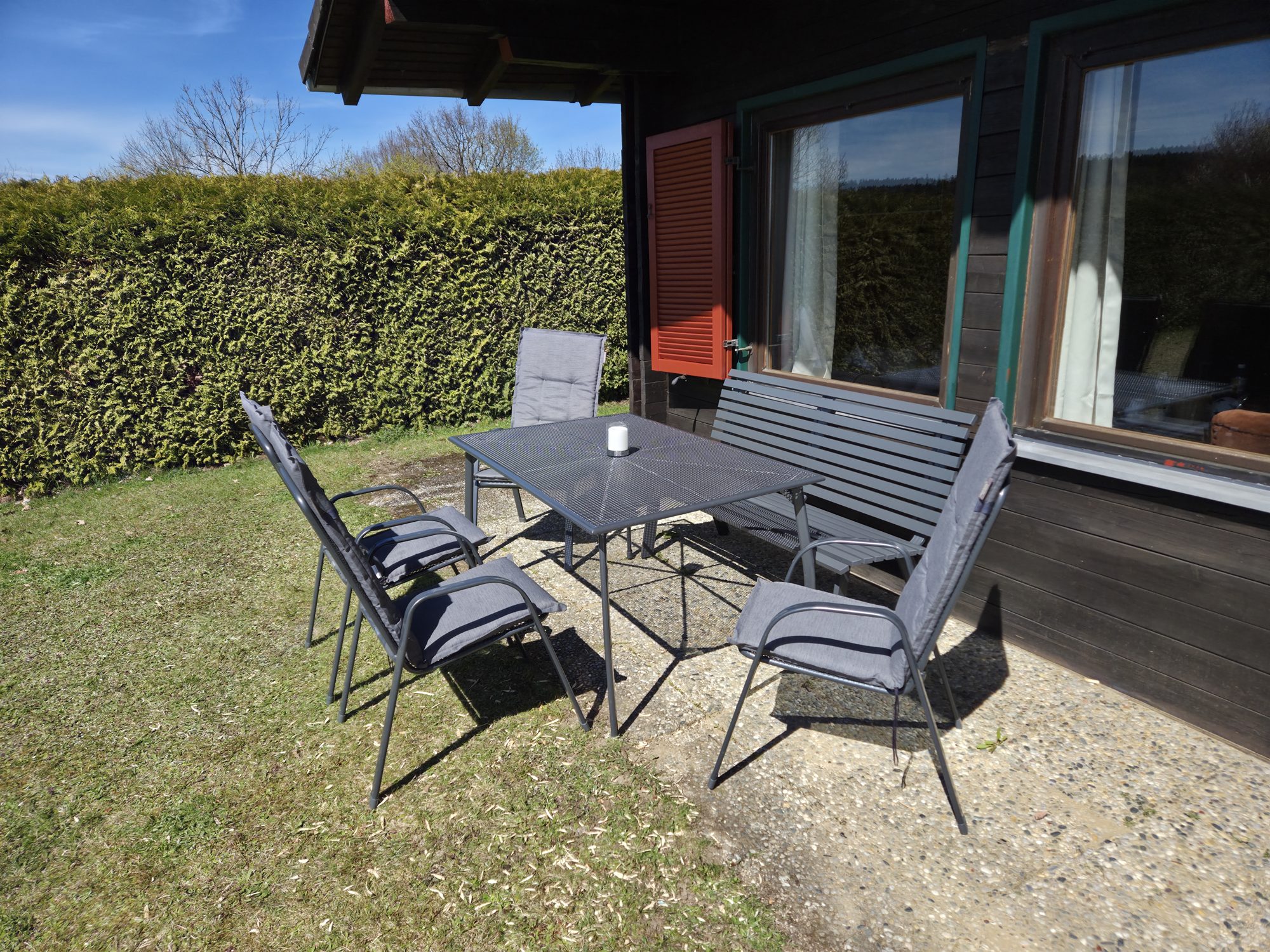 Eingezäunter Garten mit Sitzplatz