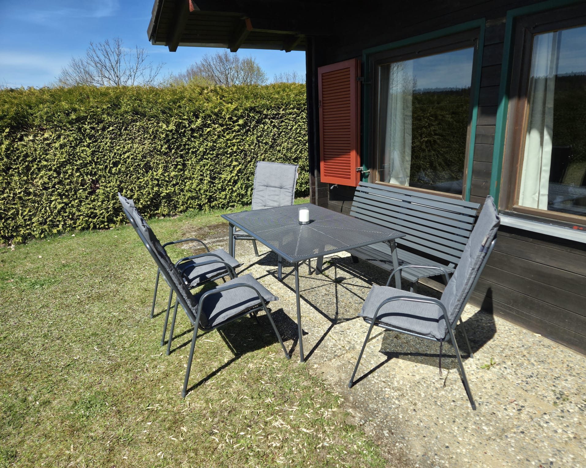 Terrasse mit Hecke