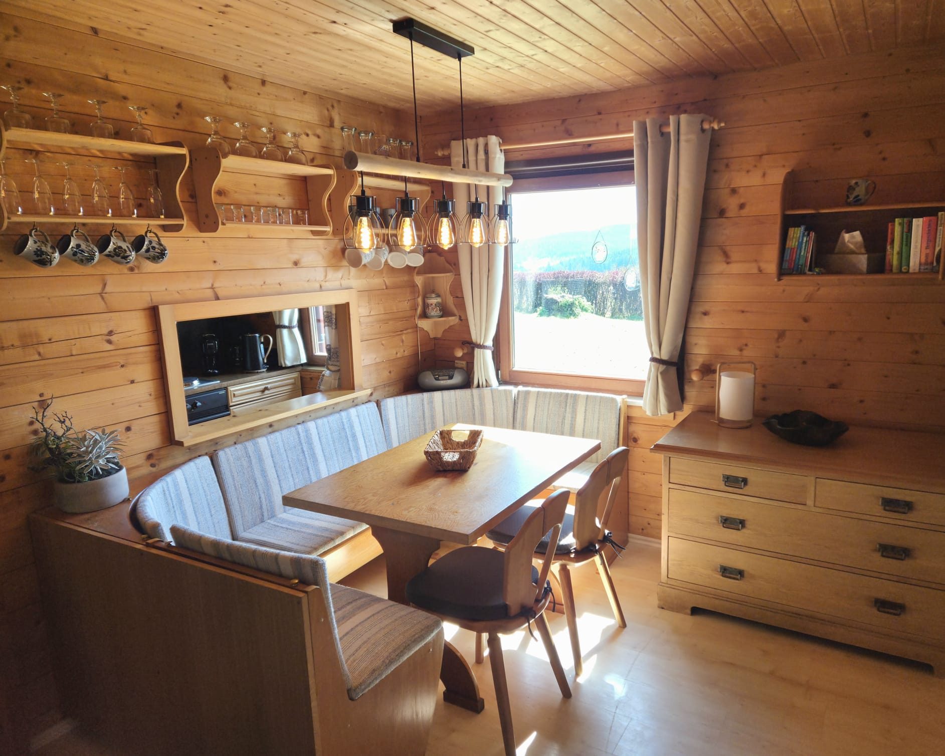 Wohnzimmer mit Kachelofen